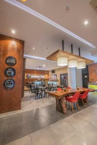 万隆Kalya Hotel Bandung Dago的餐厅内带桌椅的用餐室