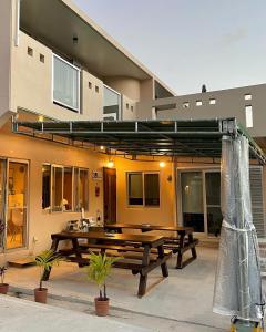 座间味村Dining & Stay 38 Miyahira的房屋前带野餐桌的天井