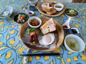 座间味村Dining & Stay 38 Miyahira的一张桌子,上面放着两盘食物