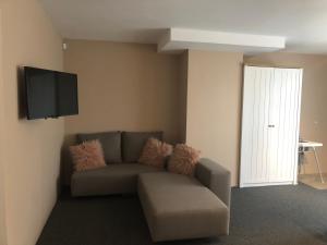 Lavender Suite的带沙发和平面电视的客厅
