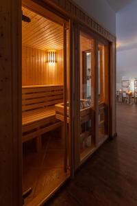 特劳恩施泰因Parkhotel Traunstein的海景木制桑拿浴室
