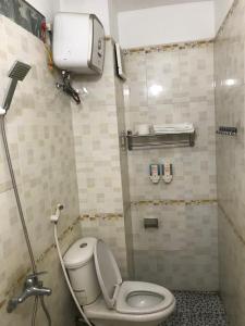 内排KHÁCH SẠN HÀ ANH 1 NỘI BÀI的一间带卫生间和淋浴的小浴室