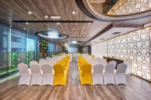 迪拜吉沃拉酒店的一间会议室,配有白色和黄色的椅子