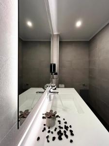 雅典Exarchia House Project的一间带水槽和镜子的浴室