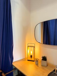雅典Exarchia House Project的一张带蓝色窗帘的木桌上的灯