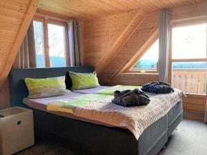 毛特Chalets zum Latschen的一间卧室,配有一张带两个袋子的床