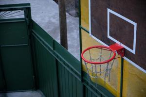 久姆里Kotun Gyumri的建筑物一侧的篮球架