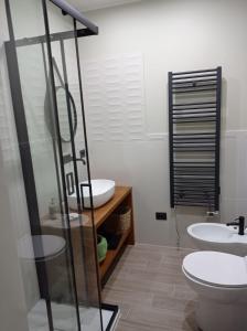 BussoAl Noceto Countryside的一间带两个盥洗盆和卫生间的浴室