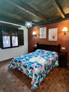奥萨德蒙铁尔Casas rurales lagunas de Ruidera II的卧室配有一张床
