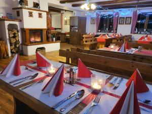 LopeníkWellness Chata Jana的餐厅的一张桌子上摆放着红色餐巾