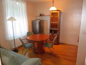 罗加斯卡斯拉提纳Peony的客厅配有桌椅和冰箱。