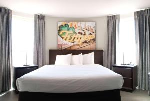 罗宾逊维勒Fitz Tunica Casino & Hotel, Trademark Collection by Wyndham的卧室配有白色的床和2扇窗户。