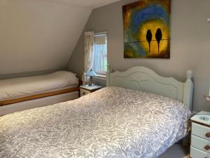 斯特灵朗赛德住宿加早餐旅馆 的卧室配有一张床,墙上挂有绘画作品
