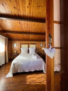 拉加玛艾佩德拉Xalet de Cal Fera的一间卧室设有一张木天花板床。
