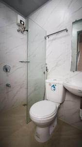 纳苏格布SANDS Hotel Nasugbu的浴室配有卫生间、盥洗盆和淋浴。