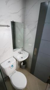 纳苏格布SANDS Hotel Nasugbu的浴室配有白色卫生间和盥洗盆。