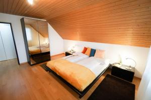 巴瑟尔斯多夫Centra Hotel Zurich的一间卧室设有一张带木制天花板的大床