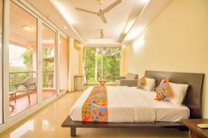 莫尔穆冈Luxury 3BHK Villa with Private Swimming Pool near Candolim的一间卧室设有一张床和一个阳台