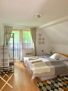 奇奇马尼Chalupa Nad Lipou - Čičmany, turistika, sauna, krb的一间卧室设有一张床和一个窗口