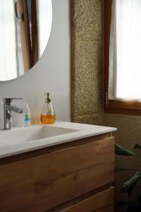 LousameCasa de Chica Ecoturismo的浴室设有白色水槽和镜子