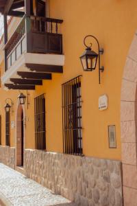 卡法亚特比库尼亚葡萄酒别墅精品酒店的黄色的建筑,有路灯和墙壁
