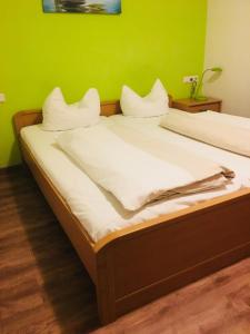 斯图加特迪斯卡夫酒店的绿色墙壁间的一张床位