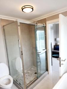 尼格瑞尔Brand New Luxurious Townhouse in Negril的浴室设有玻璃淋浴间和卫生间