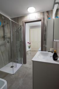 米兰Villino Liber的带淋浴、盥洗盆和卫生间的浴室
