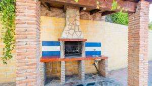 BorgeCasa El Cerro El Borge by Ruralidays的砖墙上的比萨饼烤炉模型