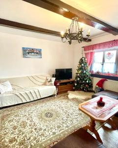 兹蒂尔Chalúpka v Ždiari的一间卧室,配有圣诞树和一张床