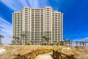 巴拿马城海滩Grand Panama Beach Resort #T1-1402的海滩上高高的建筑,前面有木路