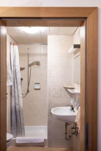 塞斯托Garni Reider的带淋浴、盥洗盆和卫生间的浴室