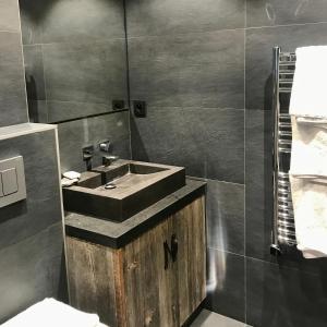 梅杰夫Studio Megève centre的一间带木制水槽和淋浴的浴室