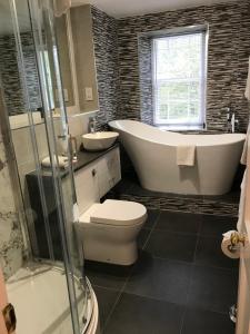 基斯Tullich House的带浴缸、卫生间和盥洗盆的浴室