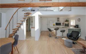 BallenBeautiful Apartment In Sams With Wifi的客厅设有楼梯、椅子和桌子