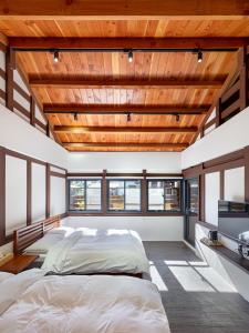 古坑草岭呆的一间卧室设有一张大床和木制天花板。
