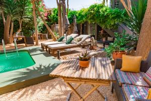 哈隆Casa Con Destino-Adults Only的一个带桌椅的庭院和一个游泳池