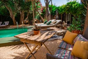 哈隆Casa Con Destino-Adults Only的一个带桌椅的庭院和一个游泳池
