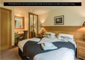 肯莫尔Mains of Taymouth Country Estate 5* Gallops Apartments的卧室配有一张带白色枕头的大床,枕头可以由床单制成