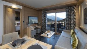 拉赫兹耶尔Residence Alpen Lodge的客厅配有沙发和桌子