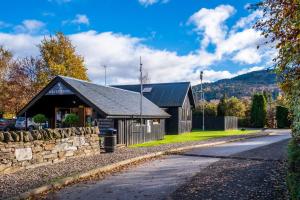 肯莫尔Mains of Taymouth Country Estate 5* Gallops Apartments的路边石墙建筑