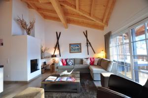 卡普伦AvenidA Mountain Resort by Alpin Rentals的客厅配有沙发和桌子