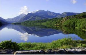 DinorwicTy'n y Cwm, Nant Peris的享有以山脉为背景的湖泊美景