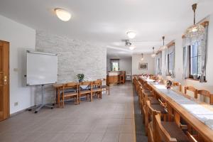 上贝奇瓦Chalupy Na Rališce的一个带桌椅的教室和白色板