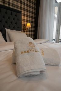 约阿尼纳Brettania Hotel的酒店客房的床上配有2条毛巾