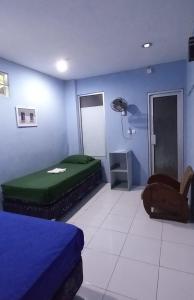 日惹Benara Shariah Homestay的蓝色客房 - 带床和椅子