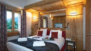 萨莫安斯Residence Alexane的酒店客房,设有一张带木墙的大床