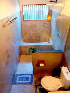 哥隆巴奥Odoyá Corumbau的一间带卫生间和浴缸的浴室