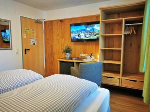 施万高沃达迈酒店的酒店客房设有一张床、一张书桌和一台电视机。