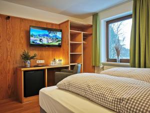 施万高沃达迈酒店的酒店客房设有两张床和一台墙上的电视。